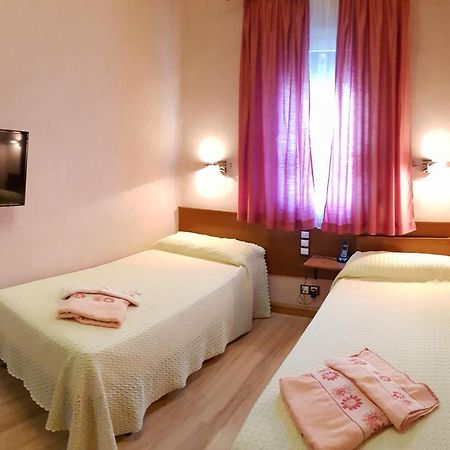 Hostal De La Torre Hostal Economico Valladolid Ngoại thất bức ảnh