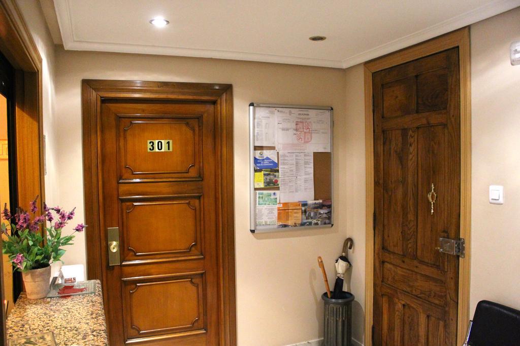 Hostal De La Torre Hostal Economico Valladolid Ngoại thất bức ảnh