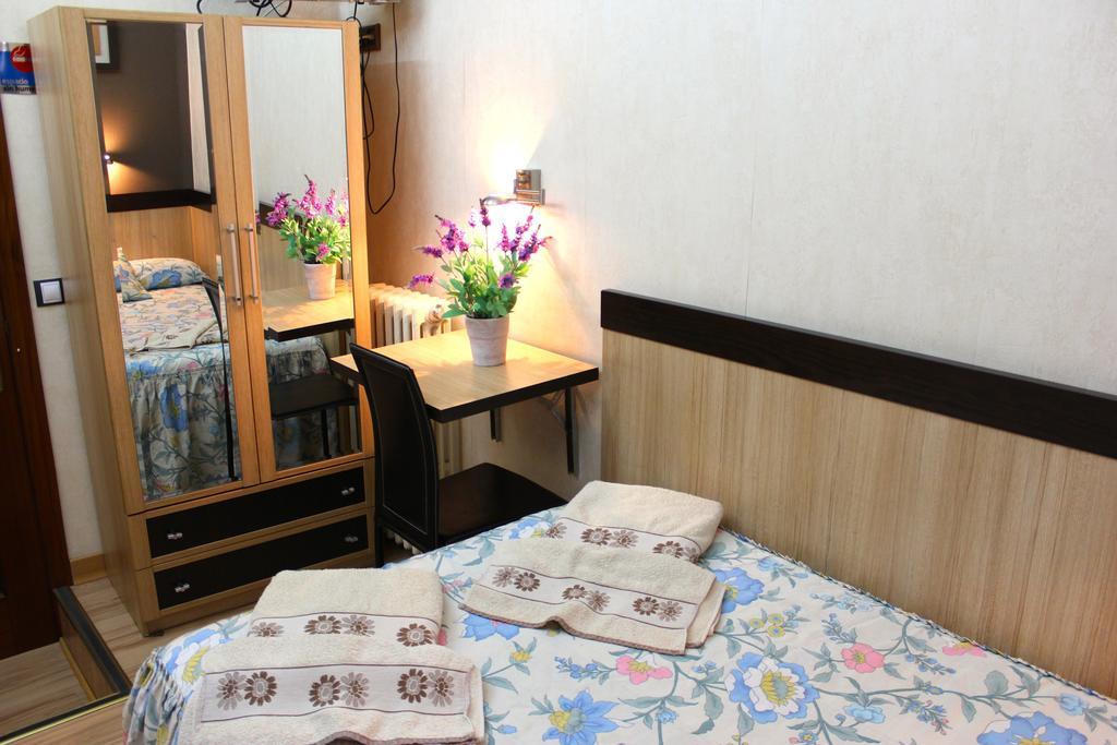 Hostal De La Torre Hostal Economico Valladolid Phòng bức ảnh