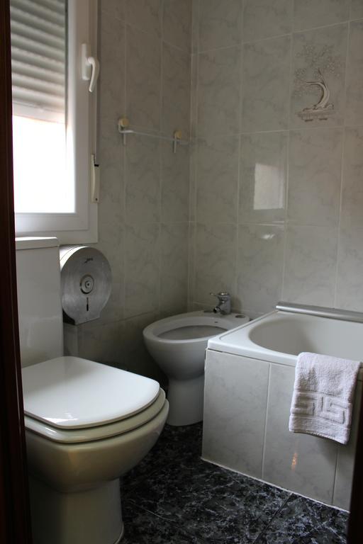 Hostal De La Torre Hostal Economico Valladolid Phòng bức ảnh