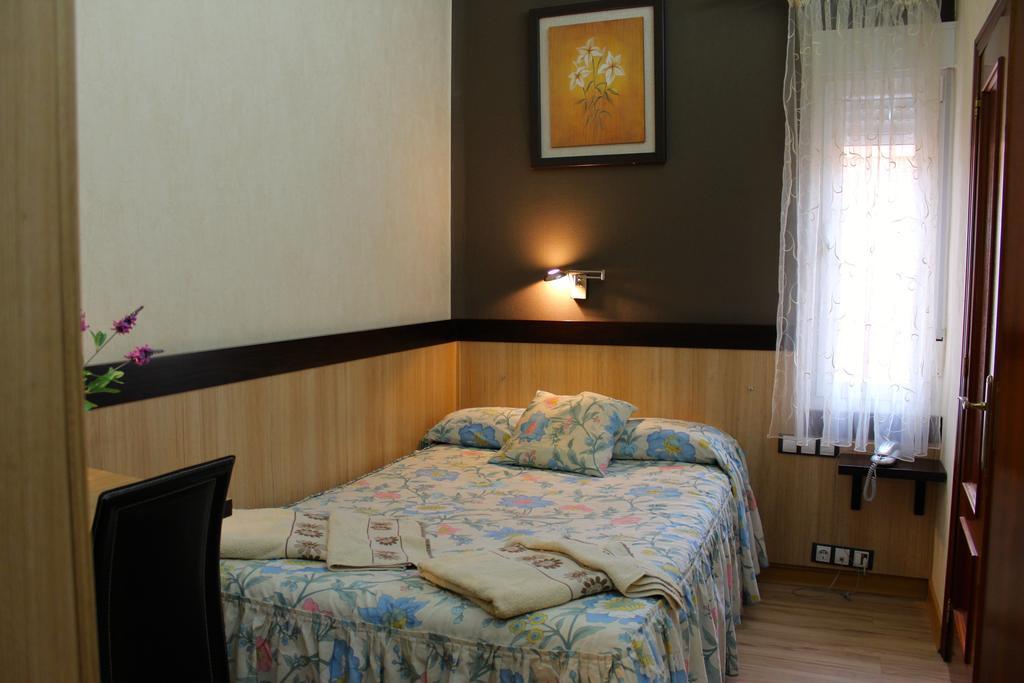 Hostal De La Torre Hostal Economico Valladolid Phòng bức ảnh