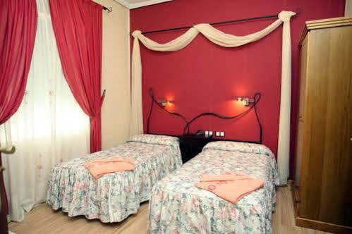 Hostal De La Torre Hostal Economico Valladolid Ngoại thất bức ảnh