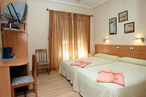 Hostal De La Torre Hostal Economico Valladolid Ngoại thất bức ảnh