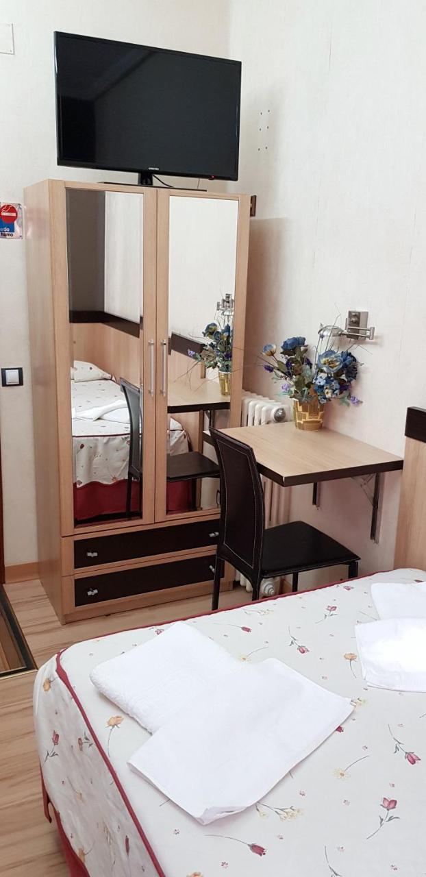 Hostal De La Torre Hostal Economico Valladolid Ngoại thất bức ảnh