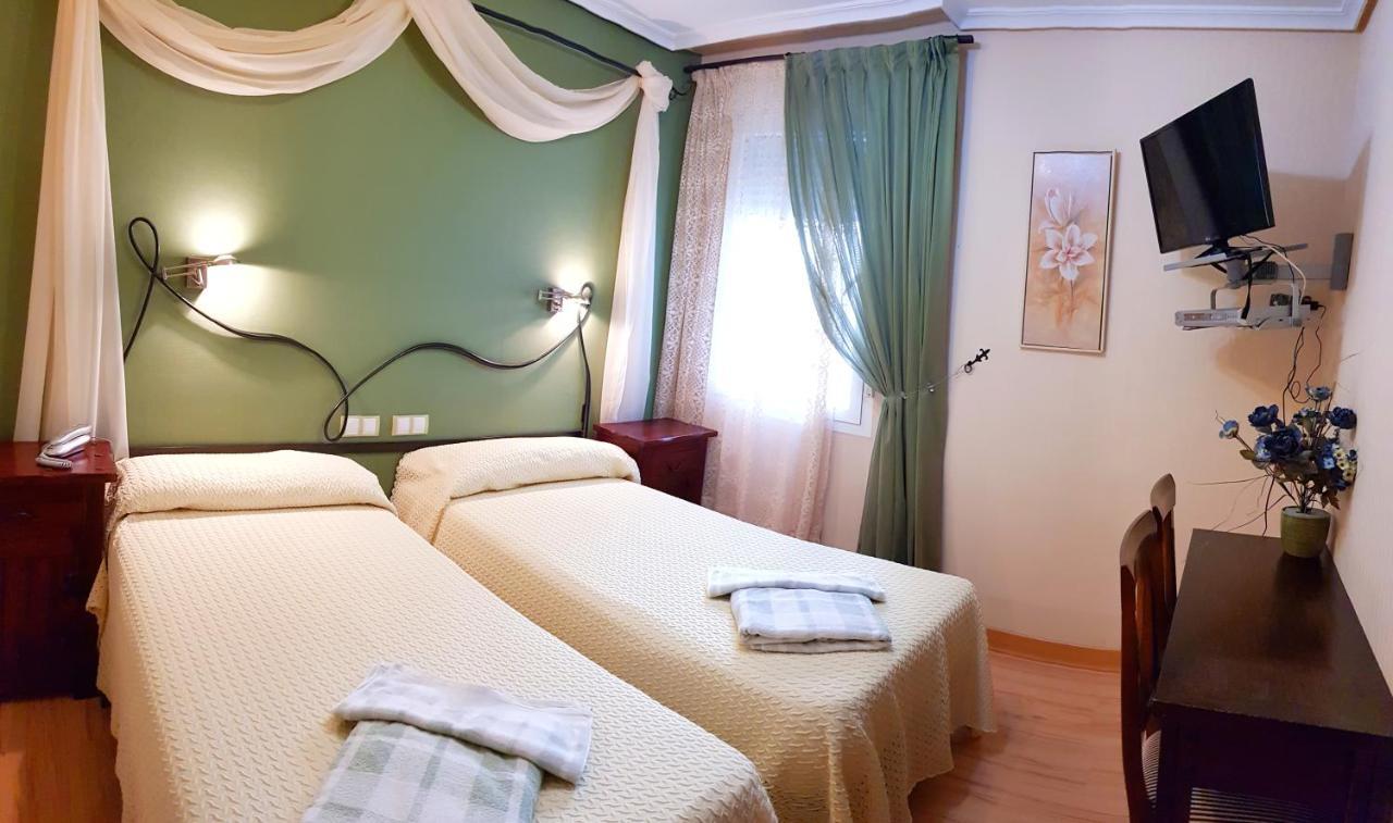 Hostal De La Torre Hostal Economico Valladolid Ngoại thất bức ảnh