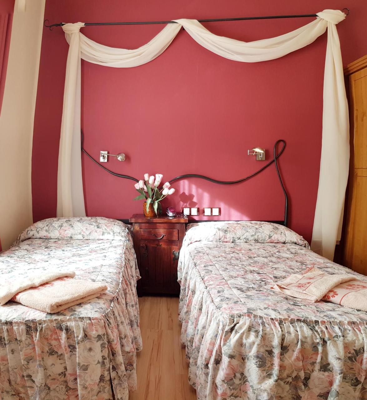 Hostal De La Torre Hostal Economico Valladolid Ngoại thất bức ảnh