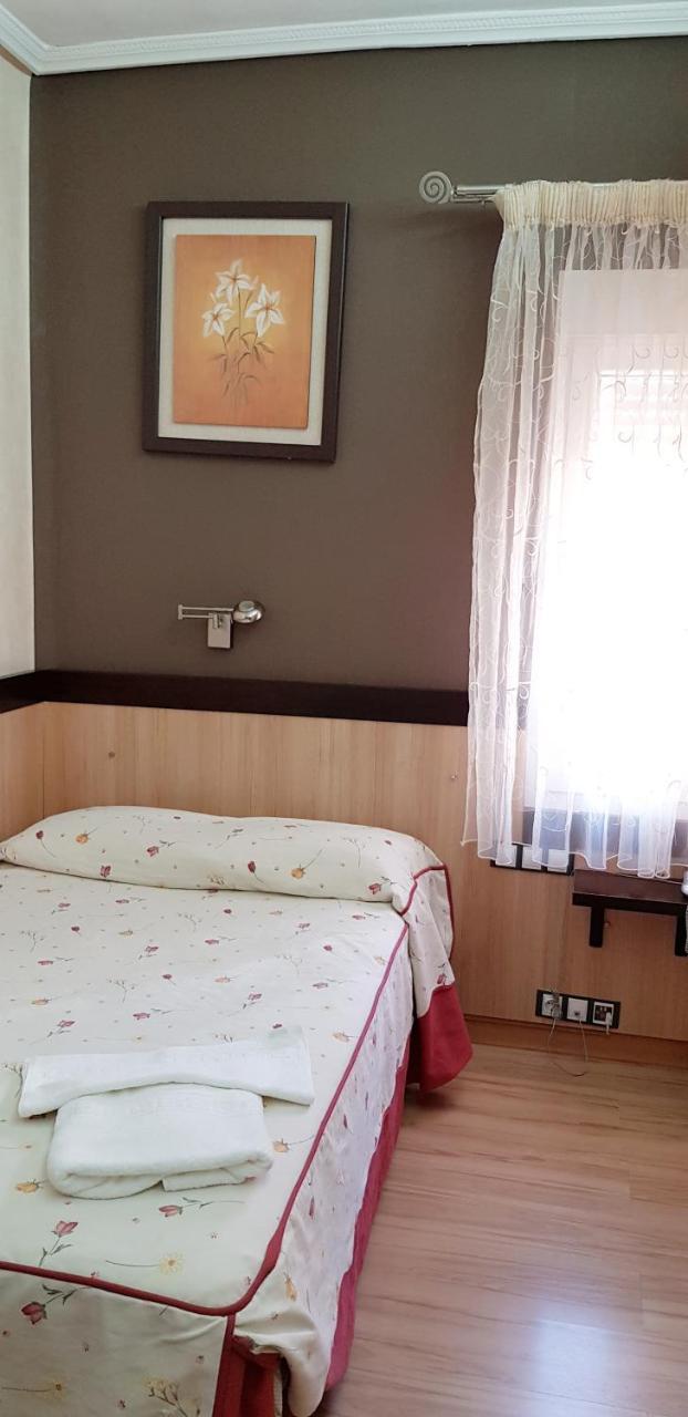 Hostal De La Torre Hostal Economico Valladolid Ngoại thất bức ảnh
